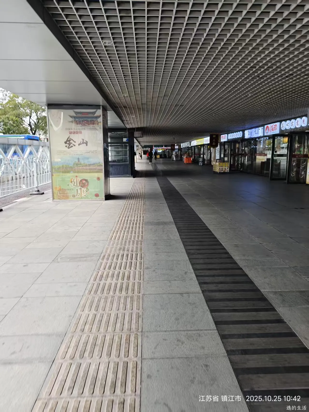 镇江站候车厅广场.jpg 镇江站候车厅广场.jpg